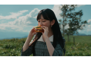 乃木坂46・池田瑛紗、マクドナルドCMに初出演！堺雅人と“サムライマック”頬張る 画像