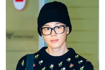 花柄ニットで際立つキュートさ！BTS・JIMINがパリ・ファッションウィークを終えて無事帰国【PHOTO】 画像