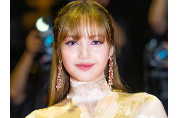 インナー透け透け…BLACKPINK・リサ、“衝撃シースルー”ドレス姿で圧巻スタイル！「ほぼランジェリー」【PHOTO】 画像