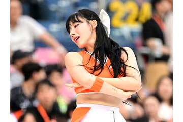 愛称“太もも女神”の韓国チアガール、健康的な美脚全開！しましまトップス＆超短パン姿に釘付け…【PHOTO】 画像