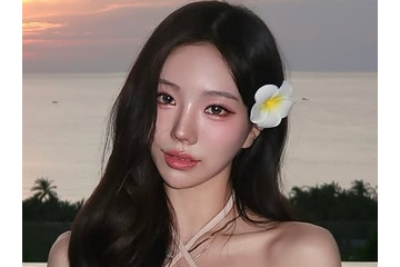 圧巻のド迫力ボリューム！“aespa・カリナ似”の韓国モデル、ピンクのスイムウェアで沖縄の海に降臨【PHOTO】 画像