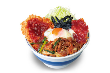 韓国料理風3種の肉を豪快盛り!かつや新メニュー「牛豚鶏のプルコギビビンカツ丼」10日より販売 画像
