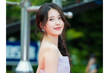 歌手IU、“透け感”際立つ肩出しドレス姿で魅了！上目遣いSHOTに美しいデコルテで悩殺【PHOTO】 画像
