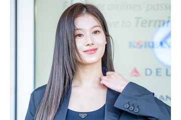 見えちゃう…TWICE・サナ、超ミニスカ姿のしゃがみSHOT！危険な丈にハラハラ【PHOTO】 画像