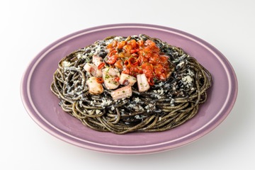 真っ黒グルメが大集合！セブンイレブン、「イカ墨パスタ」や「プリンケーキパフェ」などハロウィン限定商品を発売 画像