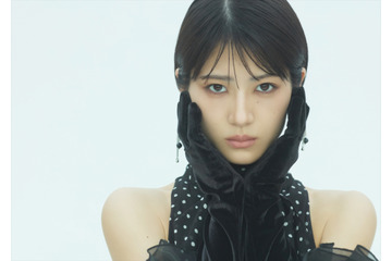 元乃木坂46・若月佑美、デビュー15周年記念カレンダーが発売決定！クラシカルな衣装でクールな魅力放つ 画像