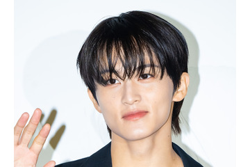 「発狂しちゃう」NCT・マーク、破壊力抜群の黒髪×黒スーツ姿が話題！成熟した魅力に注目【独自写真】 画像