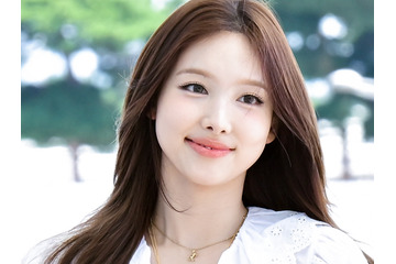 長い美脚丸出し！TWICE・ナヨンの肉体美浮き上がる衣装姿が素敵　ミナとの密着肩乗せショットも【PHOTO】 画像