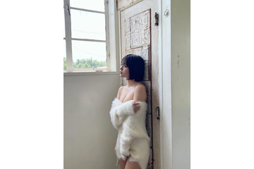 元SKE48・北野瑠華、胸元セクシーな“もこもこニット”オフショに反響! 画像