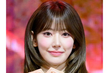 LE SSERAFIM・宮脇咲良、ウエストの細さが異次元！腹筋ラインまで完璧な「国宝級スタイル」【PHOTO】 画像