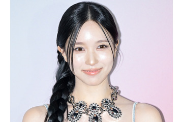 TWICE・ミナ、“深スリット”から太ももあらわ…大胆デニムドレスで魅了！「完璧なスタイリング」【PHOTO】 画像