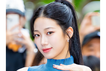 「イ、イケメンすぎる…」LE SSERAFIM・カズハ、“メンズライク”な新ビジュアルに沼落ちファン続出！【PHOTO】 画像