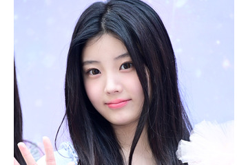 「透明感えぐい」ILLIT・ウォンヒ、“毛穴ゼロ”の美肌が輝く至近距離SHOTに反響！【PHOTO】 画像