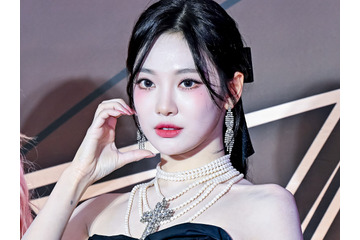 「こんなに見せて大丈夫？」aespa・ニンニン、黒インナー姿の“大胆自撮り”でファン悩殺【PHOTO】 画像