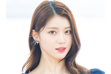 寝そべり姿も美しい…Kep1er・シャオティン、“ピチッ”とチャイナドレスで魅せる曲線美にファン悶絶【PHOTO】 画像