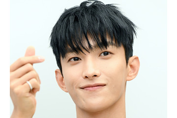 「スウィートすぎる…」SEVENTEEN・ドギョム、メガネ越しの“ウインクSHOT”に胸キュン！【PHOTO】 画像