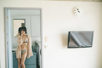 SKE48・入内嶋涼、ランジェリー姿の無防備な「歯磨き」ショット公開！ 画像