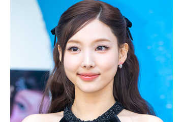 直視できない…TWICE・ナヨン、“胸元ゆるめ”ドレスで魅せた抜群スタイル！「最高すぎ」【PHOTO】 画像