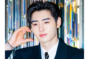 「プロポーズなの?!」ENHYPEN・ソンフン、ブラックスーツで放つ完璧ビジュアルにため息…【PHOTO】 画像