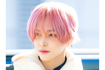 RIIZE・ウォンビン、破壊力抜群の“ピンクヘア”で視線を独占！輝くビジュアルで台湾に出国【空港写真】 画像