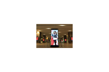 札幌駅JRタワーの大型モニターで札幌美女がを現在時刻をお知らせ 画像