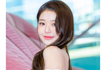 IVE・ウォニョン、大胆カットアウトで“美背中”全開！密着ミニワンピから完璧ボディラインあらわ【PHOTO】 画像