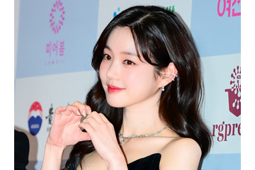 BTS・JUNG KOOKとの熱愛説を否定した女優、“肩出しドレス”…お人形のような美貌で話題に【PHOTO】 画像