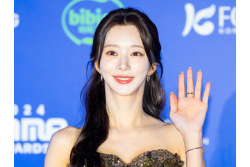 引き締まった美スタイル…『涙の女王』イ・ジュビン、ゼブラ柄のスイムウェア姿でも清楚な雰囲気【PHOTO】 画像