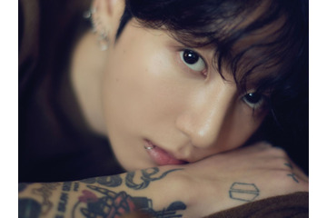 熱愛説も話題のBTS・JUNG KOOK、ファッション誌の表紙に　疑惑のカップルタトゥーは写らず【PHOTO】 画像