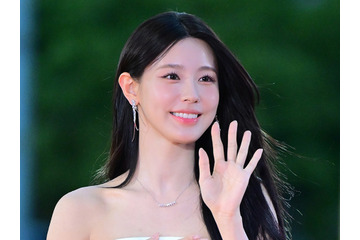 “ほぼ紐ドレス”で話題を集めたミヨン、背中全開バックレス衣装で大胆肌見せ「息できない」【PHOTO】 画像