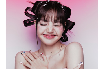 BLACKPINK・リサ、“クリスマスプレゼント級”の尊さにファン悶絶…キュートなホリデーショット公開【PHOTO】 画像