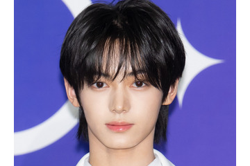 TWS・ハンジン、高貴な“御曹司ビジュ”にうっとり…白スーツ姿のホリデーショット公開【PHOTO】 画像