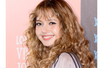首には“新しいタトゥー”が！ BLACKPINK・リサ、妖艶さも愛らしさも見せる未公開写真を次々と投稿【PHOTO】 画像