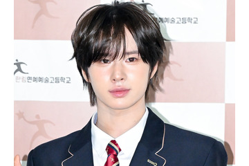 TWS・ギョンミン、高校の卒業式に出席　駆け付けたメンバーと“最後の制服姿”で記念撮影【PHOTO】 画像