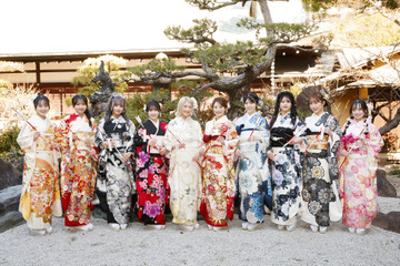 NMB48キャプテン・塩月希依音ら新成人メンバー10人が華やかな晴れ着姿に！「二十歳のつどい」に登場 画像