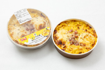 セブン‐イレブン、“のび～るチーズ”の焼きカルボナーラ＆“4種チーズ”のフランクドッグを13日より販売！ 画像