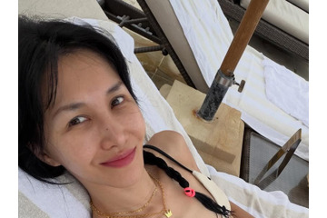 骨が浮き出るほどの徹底管理…韓国有名俳優の妻がリゾート地で大胆に、スイムウェアで肉体披露 画像