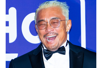 東京の5億円豪邸が話題となった秋山成勲、バッグから次々“高級アイテム”が登場！「本物のダイヤ？」 画像