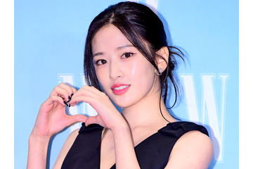 IVE・ユジン、海辺のスイムウェア姿に視線釘付け！「やばい」「アロハ美女」と反響【PHOTO】 画像