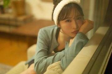 AKB48・小栗有以、日常のワンシーンを切り取った“自然体”カットを収録！4月始まり「2026年カレンダー」発売決定 画像