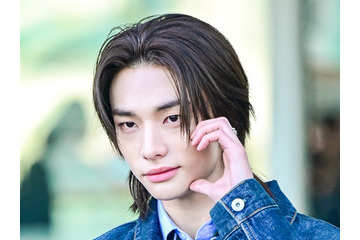 Stray Kids・ヒョンジン、デニムオンデニムで爽やかに登場！愛らしい装飾も付けフランスに出国【PHOTO】 画像