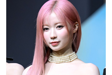 見えちゃいそう…日本人K-POPアイドル、“危険な寝そべりポーズ”でファンを虜に「ヤバい」「美しすぎる」 画像