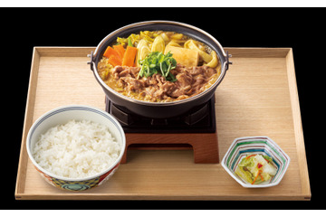 スパイスと和風だしの絶妙な味わい！吉野家「牛カレー鍋膳」29日より復活販売 画像