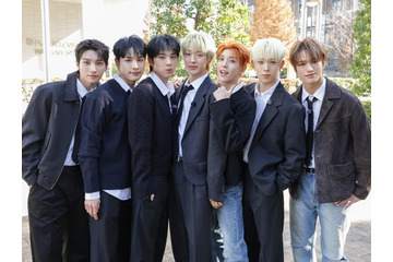 “NiziUの弟”NEXZ、初のLIVE映像作品ジャケット公開！全国ツアーの感動が蘇るモノクロビジュアルに注目 画像