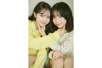 AKB48・伊藤百花＆川村結衣、仲睦まじい密着ショット！ナチュラルな笑顔を収めたグラビア披露 画像