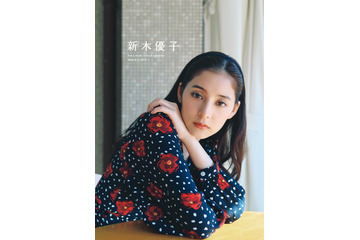 新木優子、花柄ワンピースからニットトップスまで！“全編私服コーデ”の2026年カレンダー発売決定 画像