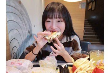 “食べ物吐き捨て”炎上が話題の大食いユーチューバー界隈、韓国ではバーガー10個食べて500万円寄付 画像