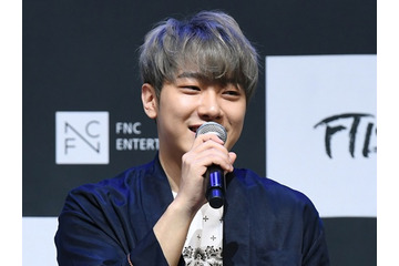 人気K-POPバンドのメンバーが公演中に失神!! ステージ上で倒れ… 画像