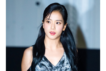 BLACKPINK・ジスがビハインドカット公開、完璧なビジュアルで魅了 画像