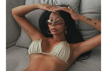 全然覆いきれていない…Jessi、水着姿で際立つ規格外のボリューム感！妖艶さたっぷり 画像